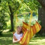 Amazonas Hängesitz Relax Orange, 130x100 cm, mit Person im Garten unter Baum.