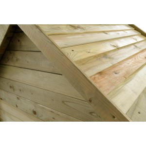 Detailansicht des Daches vom SwingKing Spielhaus Davey aus imprägniertem Holz.