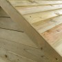 Detailansicht des Daches vom SwingKing Spielhaus Davey aus imprägniertem Holz.