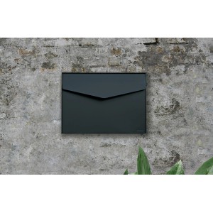 Anthrazitfarbener MEFA Briefkasten Letter 112 (31,2x43x11,9cm) an einer Wand.