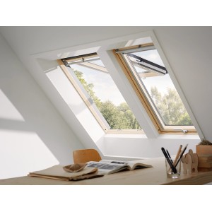 Velux Klapp-Schwingfenster GPL, klar lackiert, mit Thermo-Verglasung in Dachschräge eingebaut.