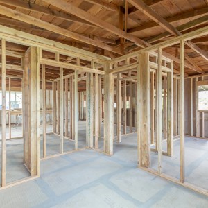 Holzkonstruktion mit Fichte/Kiefer Latten (19x44x3000 mm) im Rohbau.