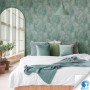 Schlafzimmer mit grüner AS-Creation Vliestapete Dschungel, Blätter-Motiv.