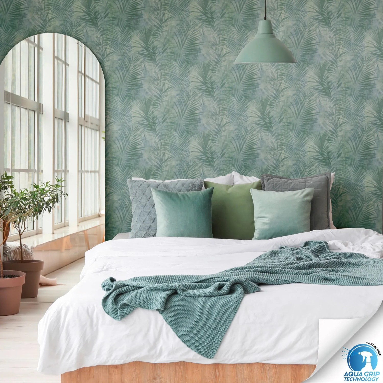 Schlafzimmer mit grüner AS-Creation Vliestapete Dschungel, Blätter-Motiv.