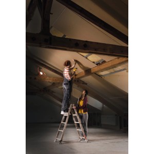 Szene mit Osram Akku-LED-Arbeitslicht R-Stand 20 W beim Renovieren eines Dachbodens.