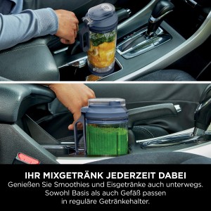 Ninja Blast Max kabelloser Mixer im Auto-Getränkehalter, gefüllt mit Smoothie. Ideal für unterwegs.
