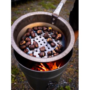 GuC Maronipfanne aus Stahl mit Maronen über offenem Feuer. Grillutensil für leckere Kastanien.
