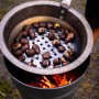GuC Maronipfanne aus Stahl mit Maronen über offenem Feuer. Grillutensil für leckere Kastanien.