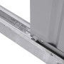Detailaufnahme: Metall-Gerätehaus, silberfarben, mit robustem Rahmen.