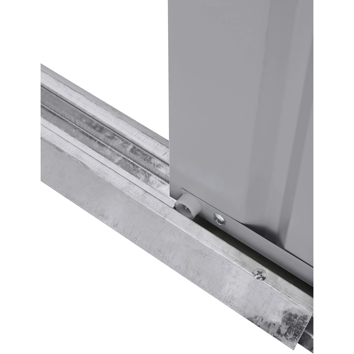 Detailaufnahme: Metall-Gerätehaus, silberfarben, mit robustem Rahmen.