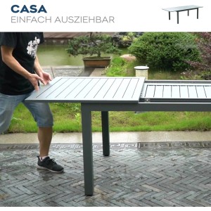 Home Deluxe Sitzgruppe: Ausziehbarer Gartentisch Casa Madera mit Stühlen im Garten.
