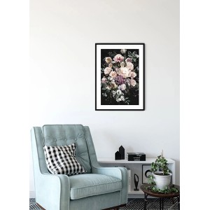 Komar Wandbild Charming Bouquet (30x40 cm) mit Rosen und Blüten in dunklem Rahmen.