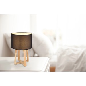 Braune Globo Tischlampe Moritz mit schwarzem Lampenschirm und Holzfuß.