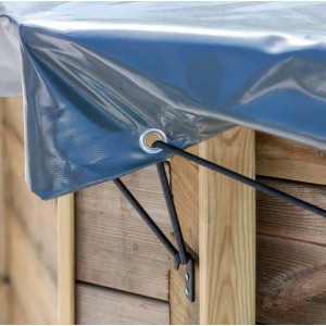 Detailaufnahme der grauen Poolcrew Winterabdeckplane Baros mit Befestigung am Holzpool.