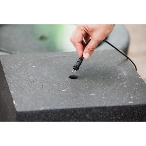 Grauer Sockel für Gartenbrunnen (H 31cm) mit Öffnung für Kabel.