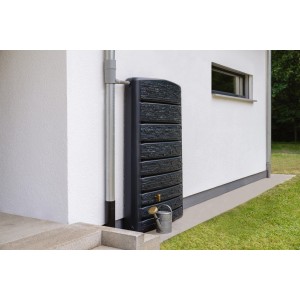 4rain Wandtank Extra Slim Stone Decor 400 l Graphite Grey am Haus mit Gießkanne.