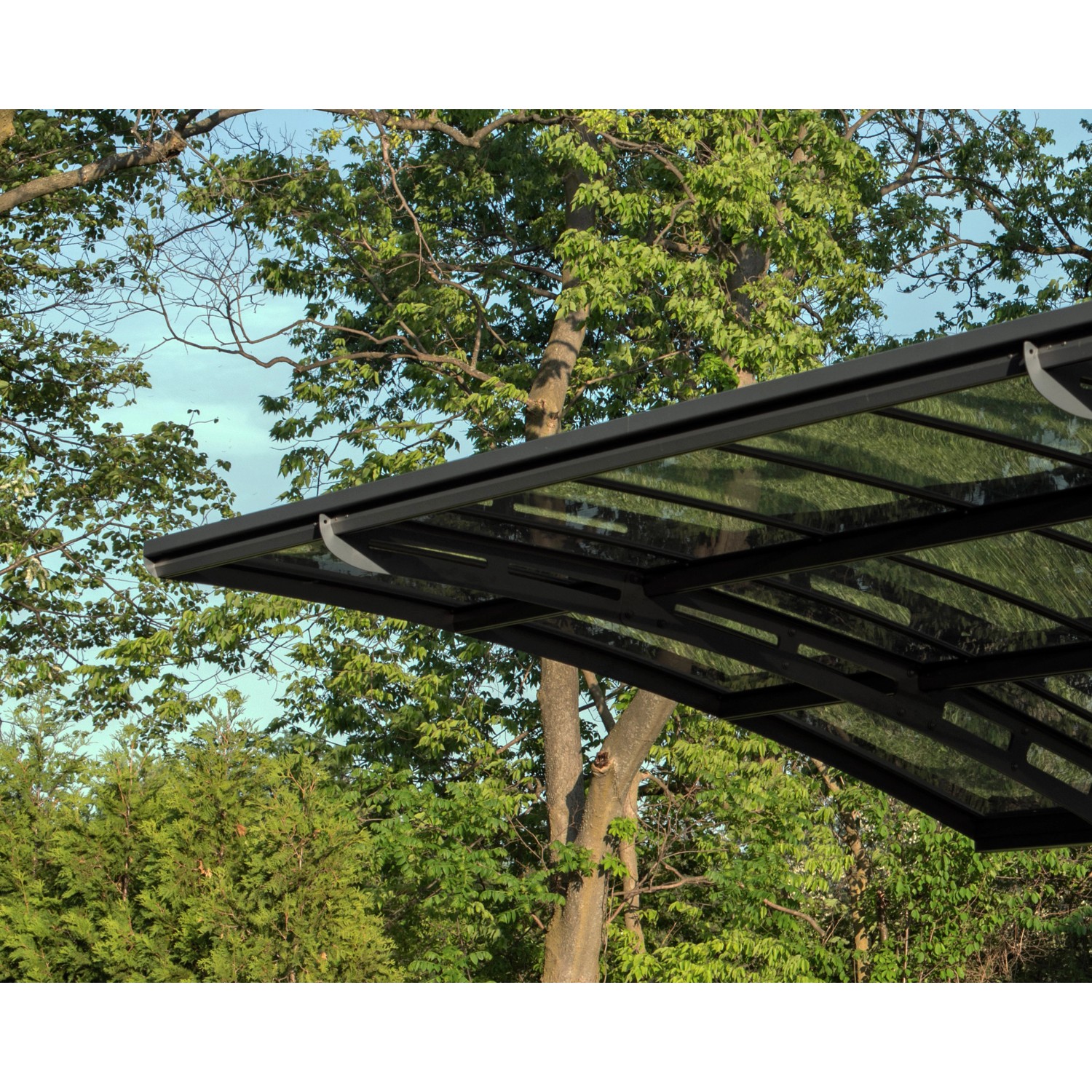 Detailansicht: Palram Canopia Arizona Breeze Carport in Anthrazit. Aluminiumkonstruktion mit Polycarbonat-Dach.