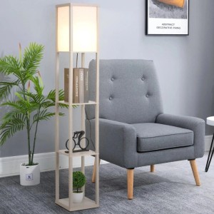 Elegante Eichenholz Stehleuchte mit drei Regalböden und sanftem Licht. Ideal für Bücher und Deko im Wohnzimmer.
