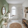 Badezimmer mit Grohe Einhand-Brausebatterie Swift und Dusche.
