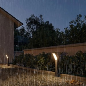 Anthrazitfarbene Philips LED Sockelleuchte Splay, 60cm, im Garten bei Regen.