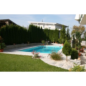 Steinbach Styropor Pool-Set Classic im Garten mit Pool, Pflanzen und Haus im Hintergrund.