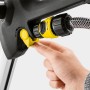 Detailaufnahme: Kärcher Terrassenreiniger PCL 4 mit Wasseranschluss und Hand, die den gelben Hebel bedient.
