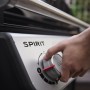Nahaufnahme: Hand bedient Drehknopf am Weber Gasgrill E-210 Spirit, um die Hitze einzustellen.