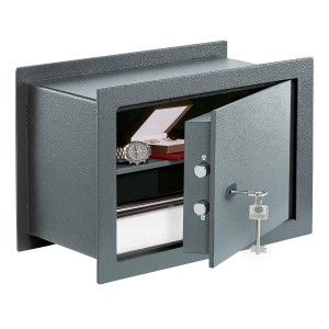 Offener, anthrazitfarbener Burg Wächter Wandtresor Pure Safe PSW 130 K mit Schlüssel und Wertsachen im Inneren.