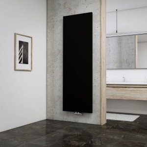 Schwarzer Schulte Design-Heizkörper New York mit Mittenanschluss im modernen Bad.