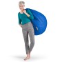 Frau mit blauem Sitting Point Sitzsack Easy (220 l) über der Schulter.