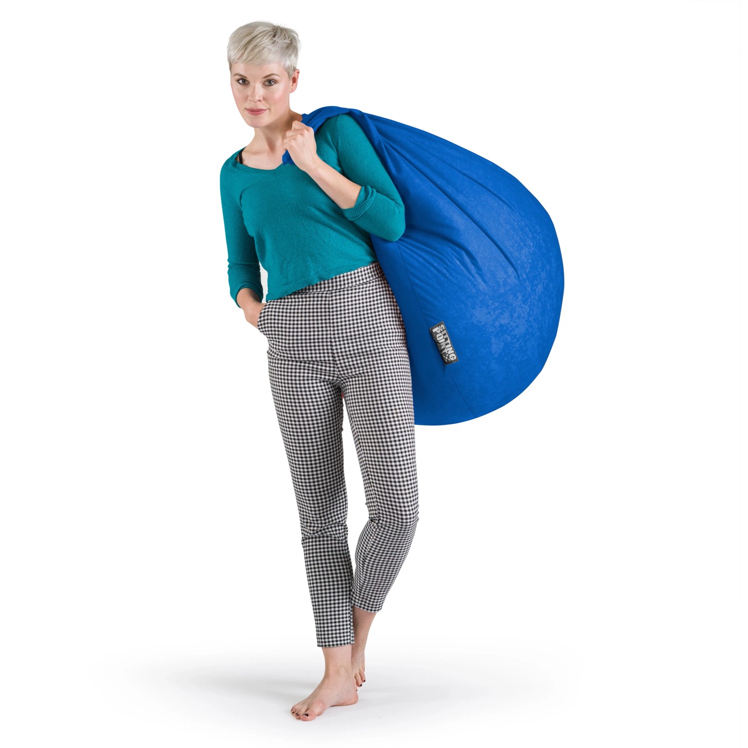 Frau mit blauem Sitting Point Sitzsack Easy (220 l) über der Schulter.