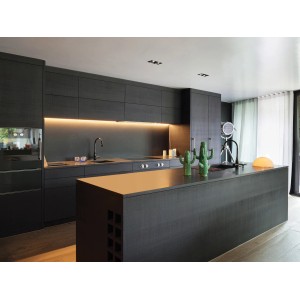 LEDVance Smart+ WiFi LED-Strip in Küche, indirekte Beleuchtung unter Hängeschränken.