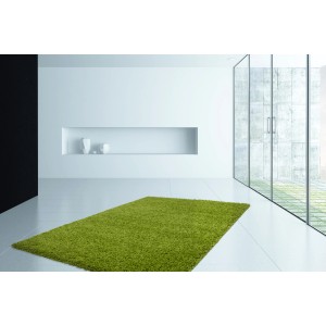 Grüner Hochflorteppich Base, 60x110 cm, im modernen Wohnraum.