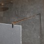 Detailaufnahme: Chrom Duschabtrennung Brava Walk-In mit Stabilisationsstange.