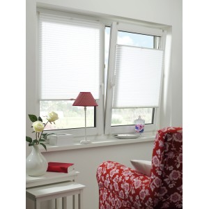 Weißes Gardinia Easy Fix Plissee mit 2 Bedienschienen am Fenster.