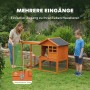 PawHut Kaninchenstall aus orangefarbenem Tannenholz mit schwarzem Dach im Garten. Frau öffnet Tür, Kind und Kaninchen sind zu sehen. Wetterfest, mehrere Eingänge.