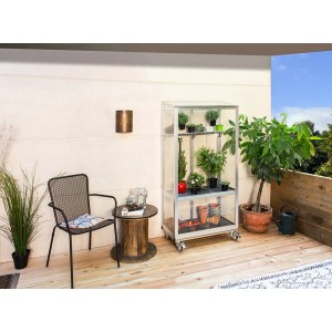 Vitavia Polis Balkongewächshaus mit Alu-Rahmen, ESG-Glas und Rollen auf einem Balkon.