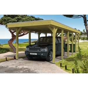 Skan Holz Einzelcarport Friesland mit flachem Dach und Auto. Holzkonstruktion mit Aluminiumplatten.