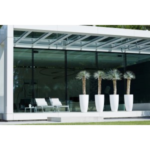 Hoher, weißer Elho Blumentopf Pure Soft (Ø 50x90cm) mit Pflanzen, ideal für drinnen und draußen.