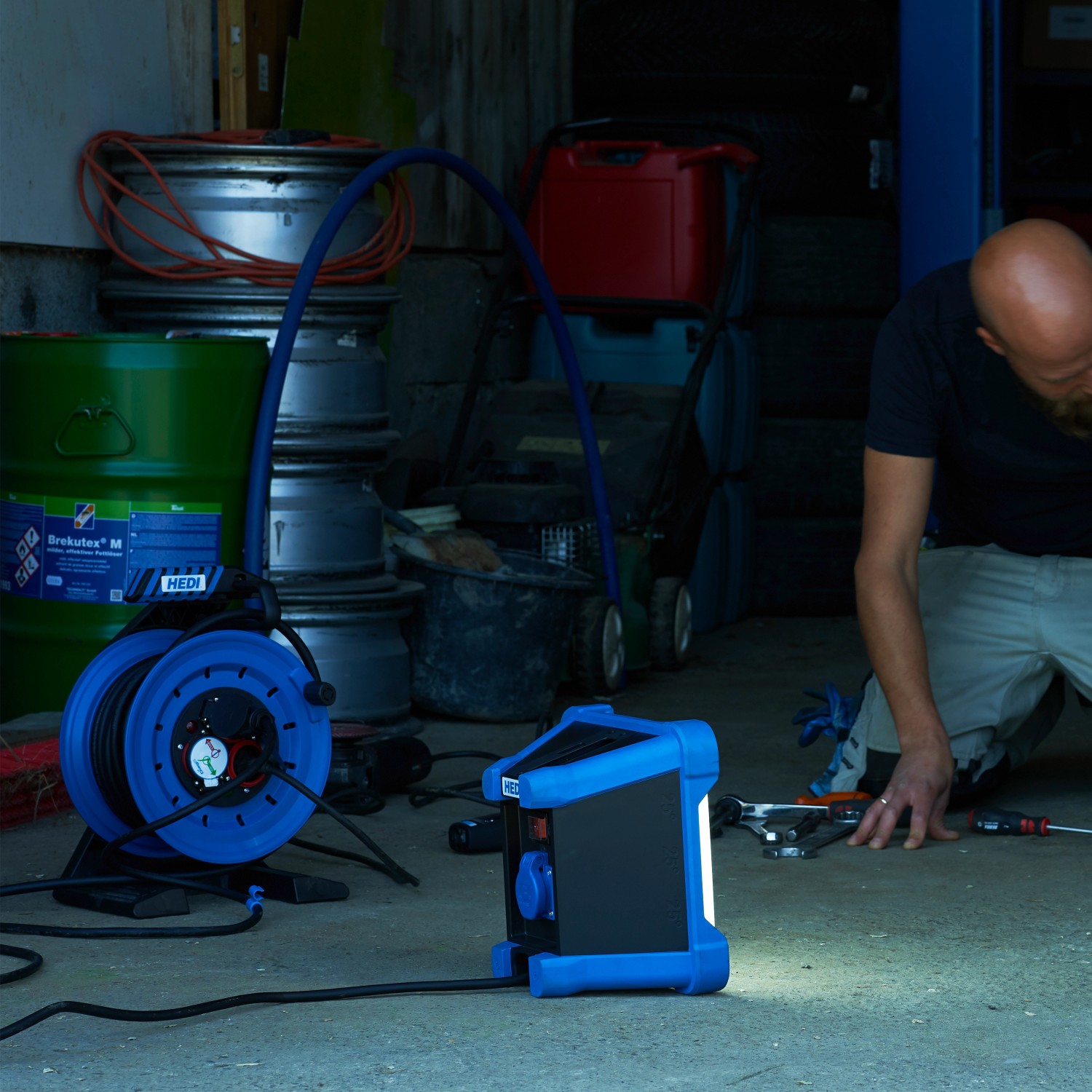 Blaue HEDI Kabeltrommel Generation 7 Companion K7A40NTF 40 m mit Arbeitsleuchte im Einsatz.