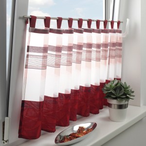 Gardinia Klemmstange Press&Go Edelstahloptik mit rotem Bistro-Vorhang am Fenster.