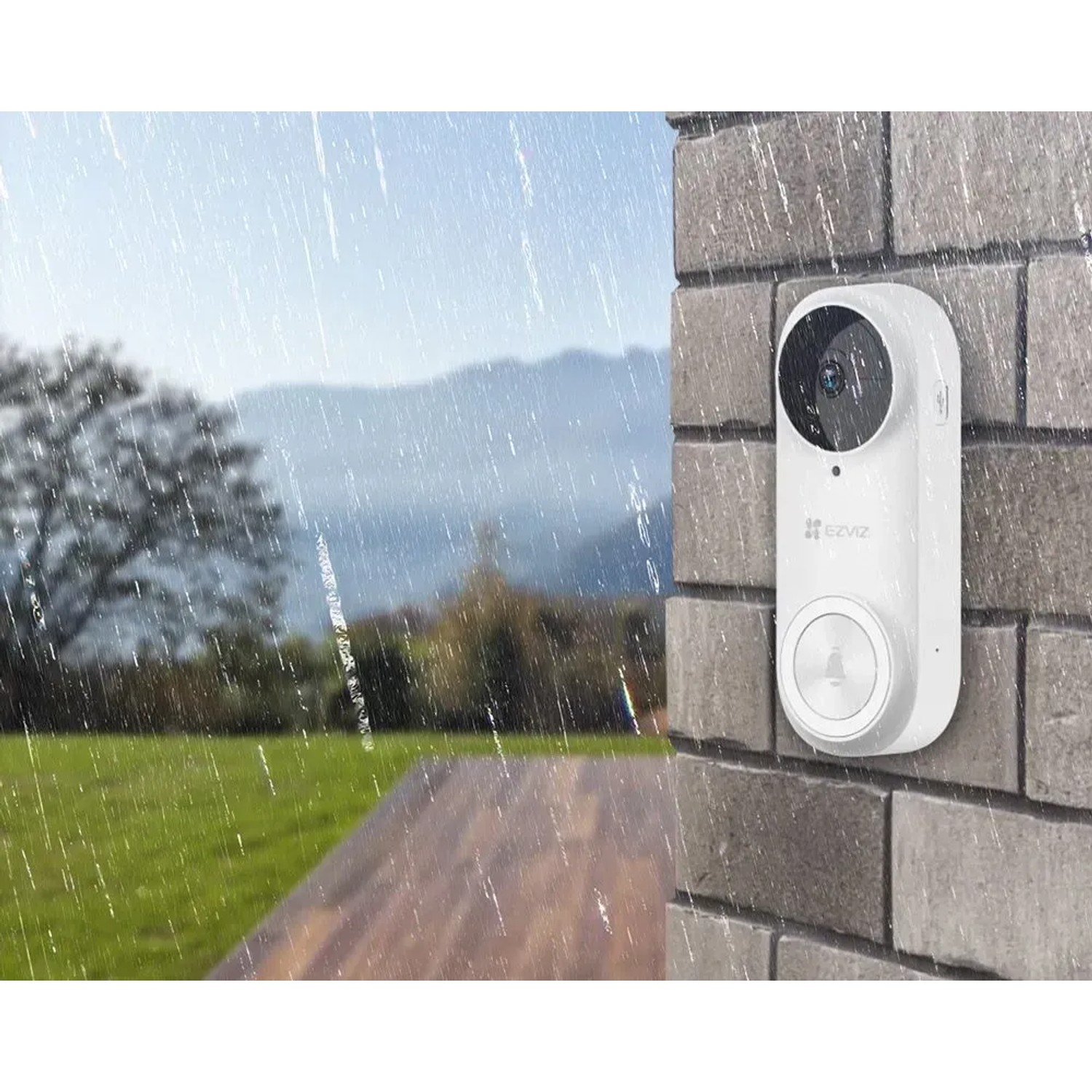 Kabellose Ezviz Video-Türsprechanlage DB2 PRO mit Gong, montiert an einer Steinwand im Regen.