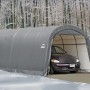 Graue ShelterLogic Zeltgarage 610x370x240 cm mit Auto im Winter.
