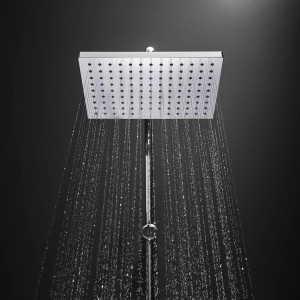 Hansgrohe Duschsystem Vernis Shape mit Kopfbrause und Thermostat in Chrom mit laufendem Wasser.