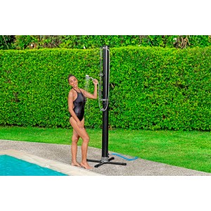 Bestway Solarflow Gartendusche (20 l) mit Frau unter der Dusche im Garten.