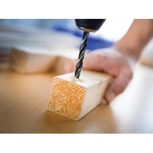 LUX Holzbohrer Classic (Ø 16 mm) bohrt in ein Holzstück.