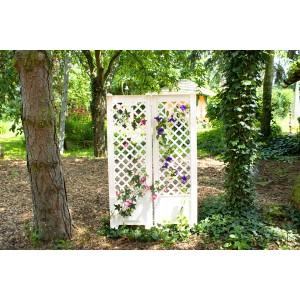 2er-Set weiße KHW Spaliere mit Erdspieß, dekoriert mit bunten Kletterpflanzen im Garten.