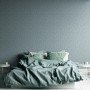 AS-Creation Vliestapete mit blau-weißem Blätter-Design im Schlafzimmer.