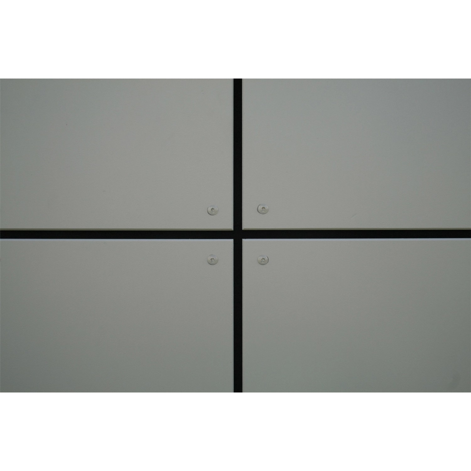 Detailansicht der Fassade des Skan Holz Gartenhauses Sydney, graue Platten mit dunklen Fugen.