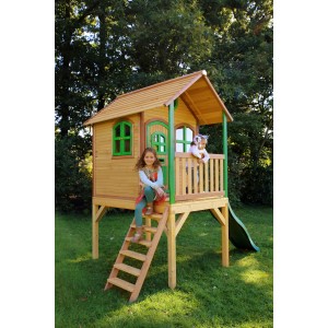 Spielhaus Laura aus Zedernholz mit Leiter, Rutsche und zwei spielenden Kindern.